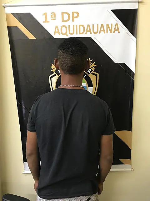Jovem procura delegacia após levar paulada na perna e facada no braço