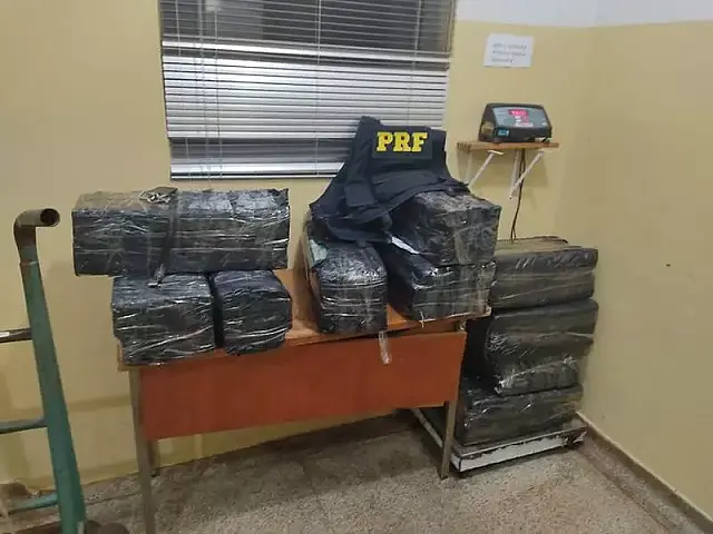 PRF apreende 133,3 kg de maconha em transportadora de Dourados