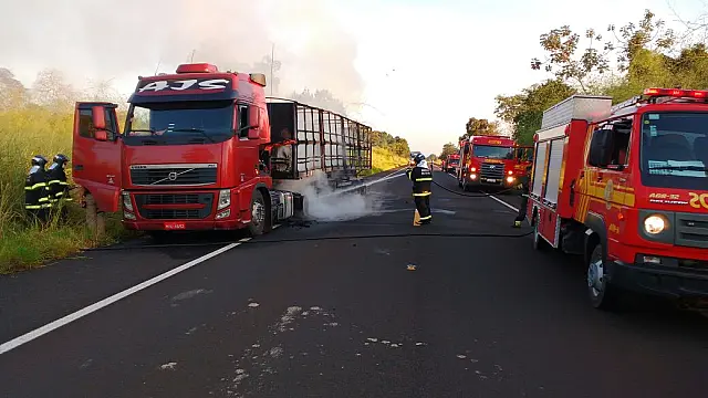 Carreta pega fogo e Bombeiros utilizam 3 mil litros de água para conter chamas