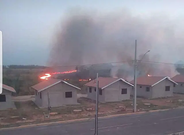 Incêndio em Bodoquena atinge vegetação e ameaça casas na região da Vila Bandeira