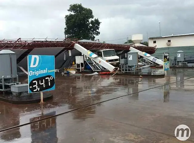 Ventania derruba cobertura de posto de combustível e árvores em Ponta Porã