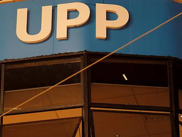 Tráfico ataca UPP do Alemão e mata uma PM