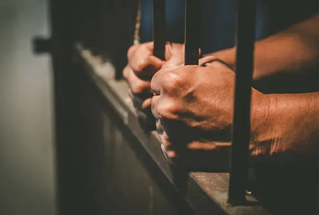Homem é ofendido por conta da cor da pele após pegar coco em fazenda
