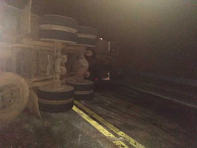 Caminhão carregado com mandioca tomba na Estrada Parque de Piraputanga