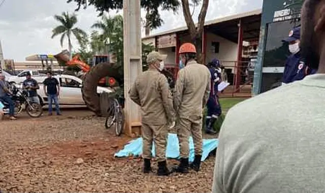 Homem é morto a tiros na porta de empresa