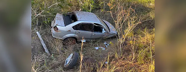 Gerente de fazenda dorme ao volante e capota carro várias vezes em Sidrolândia