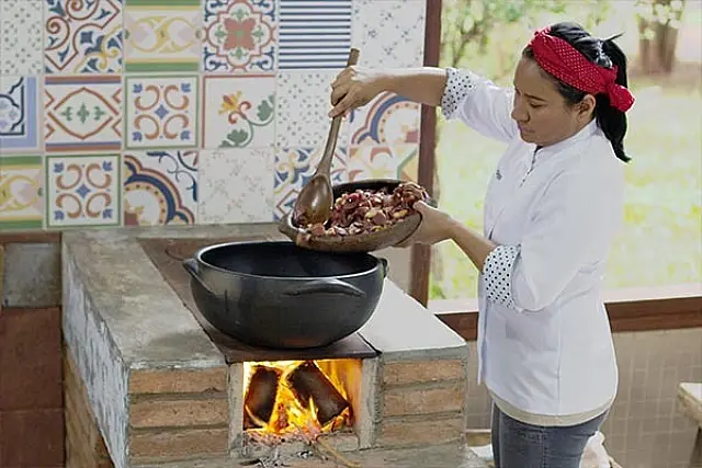 Primeira chef indígena do país, Kalymaracaya apresentará aula-show em evento gastronômico