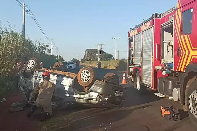 Mulher morre após ser arremessada para fora de carro