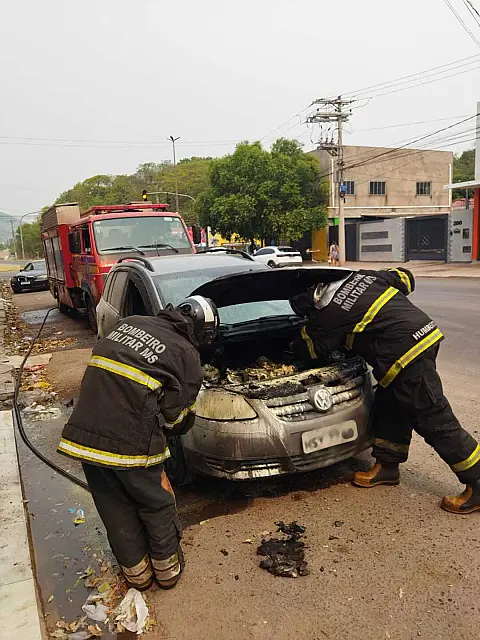 Carro fica destruído após pegar fogo em Corumbá