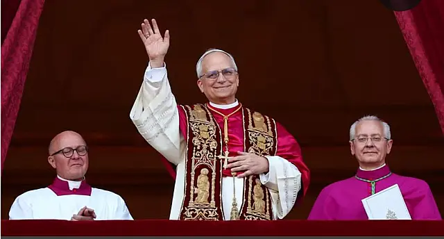 Cardeal Robert Francis Prevost é eleito novo papa e assume o nome Leão XIV