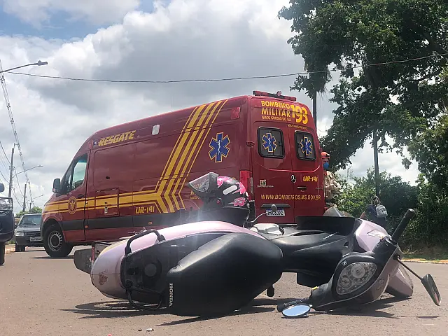 Acidente entre carro e moto deixa mulher ferida em Aquidauana