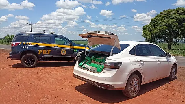Carro roubado é apreendido com 573 kg de maconha em MS