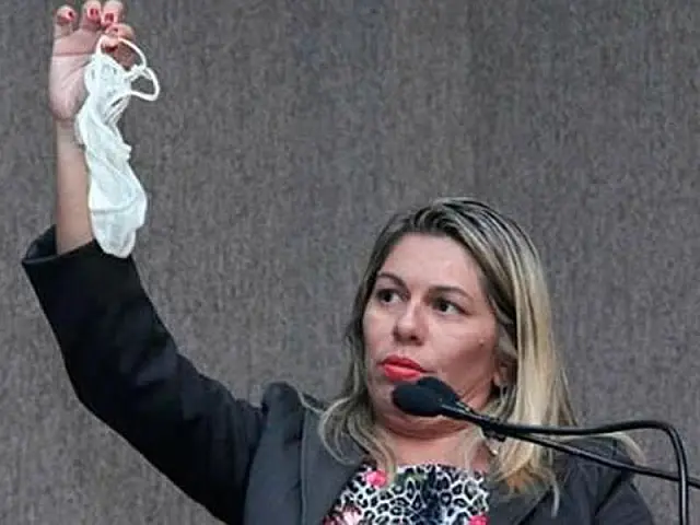 Em protesto, vereadora discursa sem calcinha na Câmara