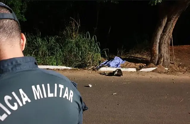 Motociclista bate em árvore e morre na hora em Coxim