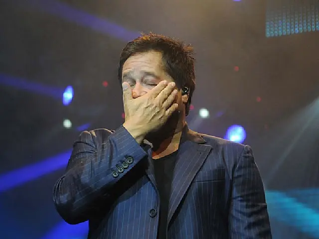 Leonardo chora em show e pede corrente de energia para Pedro