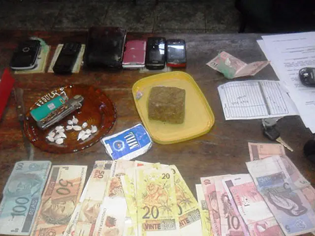 Polícias Militar e Civil prendem três e fecham boca de fumo