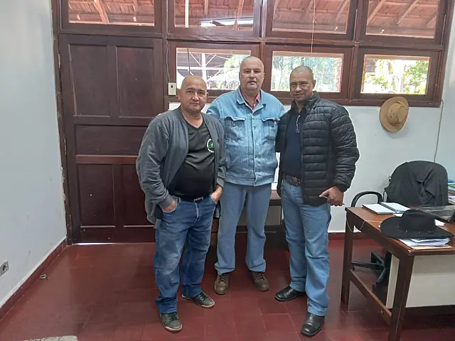 Professores demonstram solidariedade a colega com câncer e raspam cabeça