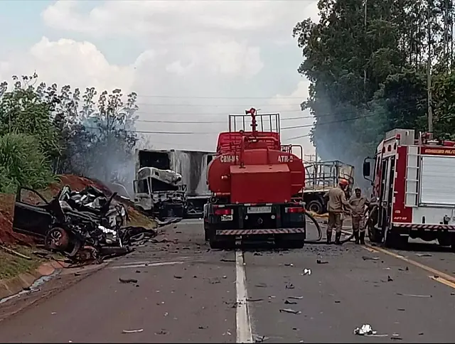 Acidente entre caminhões mata motoristas em Campo Grande