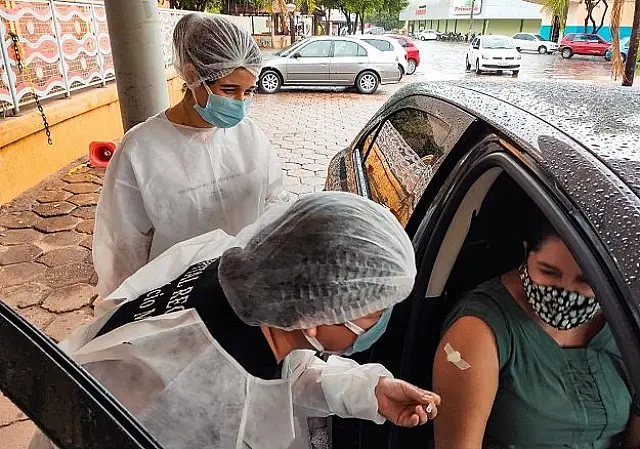 Vacinação contra covid neste sábado será para pessoas com 47 e 48 anos sem comorbidades