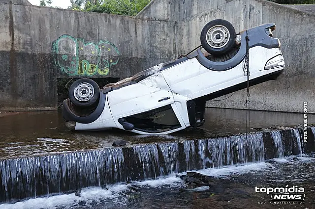 Rapaz dorme ao volante, capota carro e cai dentro de córrego em MS