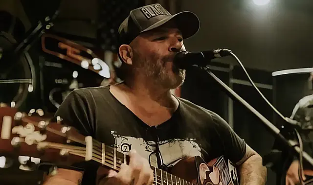 Baixista da banda Ultraje a Rigor tem alta após 4 meses de internação