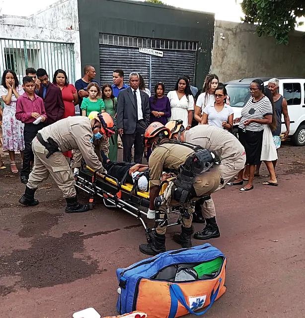 Motociclista fica ferido ao desviar de menino em bicicleta