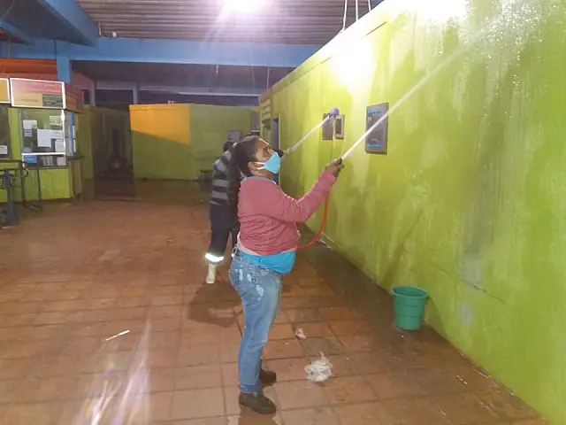 De madrugada, funcionários desinfetam rodoviária e Feira dos Índios em Aquidauana