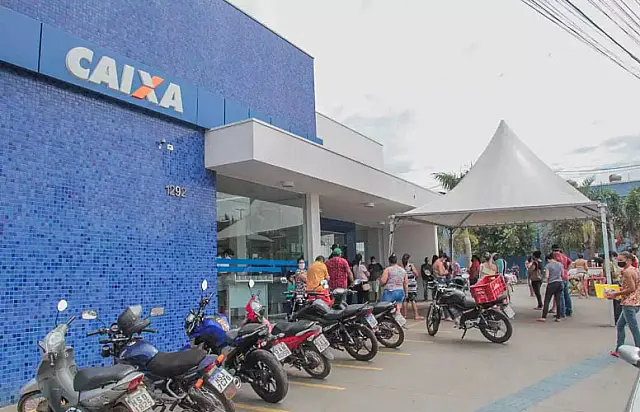 Nascidos em outubro e grupo do Bolsa Família recebem auxílio hoje