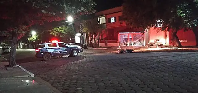 Em perseguição policial, fugitivos sofrem acidente ao colidir veículo em moto de militar de folga