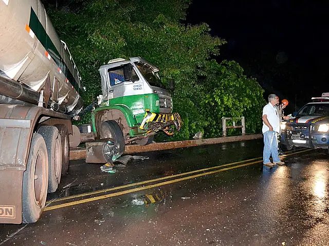 Acidente na ponte do Rio Taquarussu interdita BR-262 por duas horas