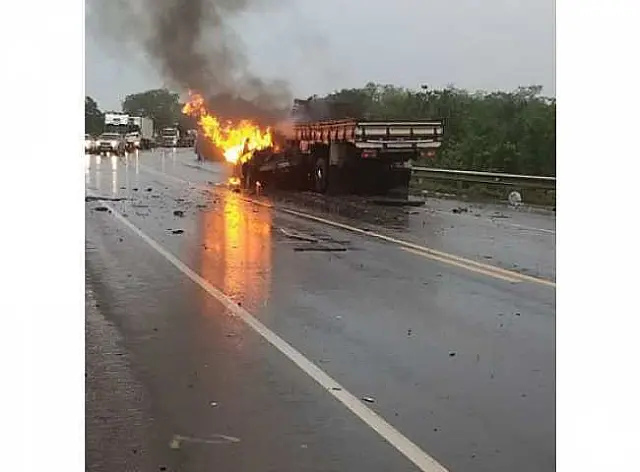 Casal morre carbonizado em colisão frontal na BR-163