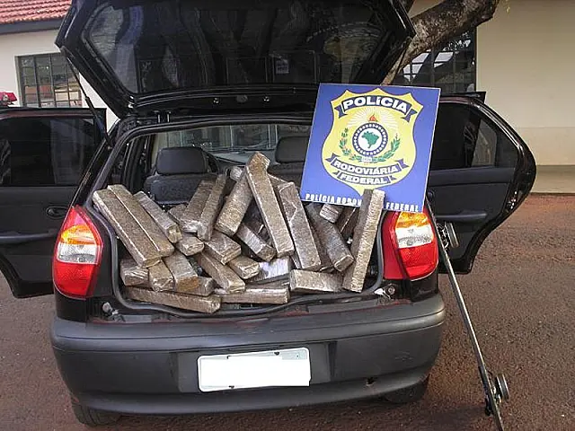 PRF apreende carro com 300 quilos de maconha