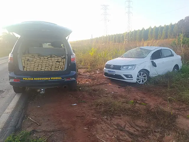 PRF apreende 170 kg de maconha em carro capotado na BR-262