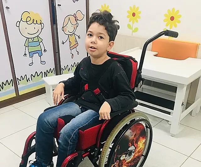 Família do MS pede ajuda em tratamento que fará Fabinho andar