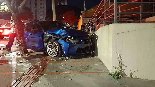 Motorista de BMW perde controle e bate em parede de escritório de Campo Grande