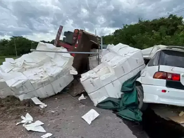 Carreta tomba e atinge carro com três crianças