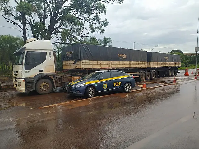 PRF apreende caminhão com carga de cigarros avaliada em mais de R$ 1 milhão em MS