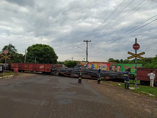 Vagões de trem descarrilham e duas ruas ficam interditadas em Aquidauana