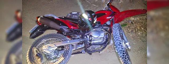 Passageira morre ao sofrer queda de moto e bater em poste durante a madrugada