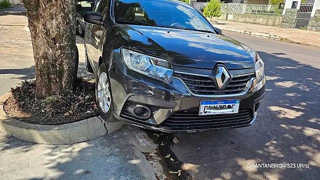 Sandero estacionado é batido na Rua dos Ferroviários