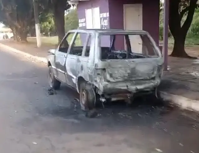 Fiat Uno é destruído em incêndio no bairro Serraria