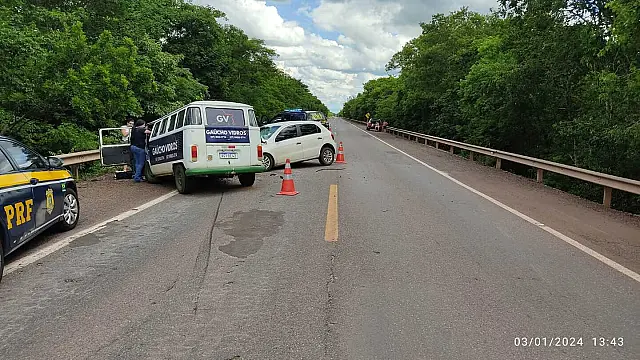 Colisão frontal entre veículos na BR-262 deixa uma pessoa morta e seis feridos