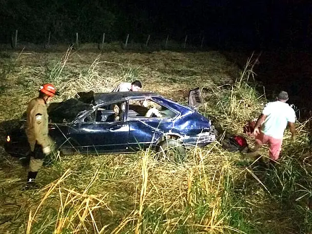 Três pessoas ficam feridas depois de carro sair da pista na rodovia BR-262