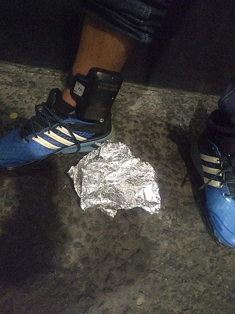 Preso faz gambiarra com papel alumínio para "enganar" tornozeleira eletrônica