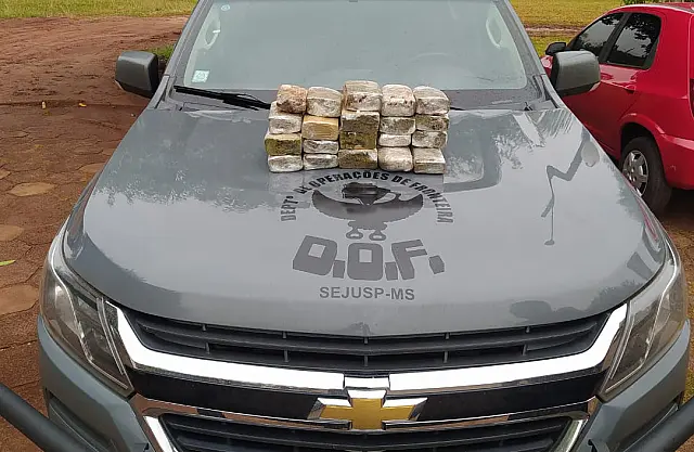 Passageira é presa com 8 kg de maconha em bagagem de mão