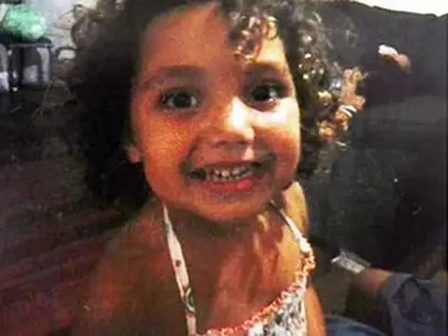 Menina de 3 anos morre após ser espancada por mãe e padrasto