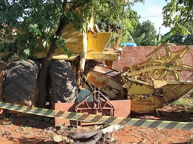 Operador morre prensado por máquina enquanto trocava pneu