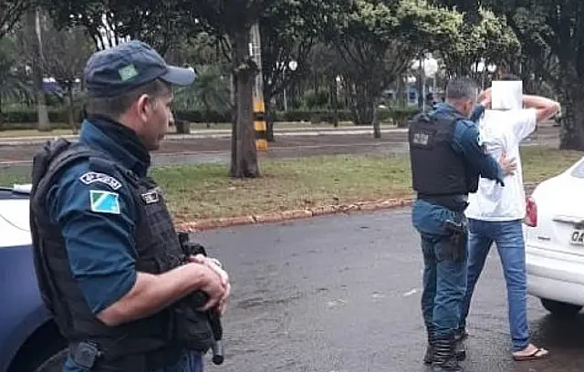 Adolescente nega abraço e leva soco de marido em Chapadão do Sul