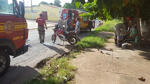 Acidente entre motos deixa duas pessoas com ferimentos leves