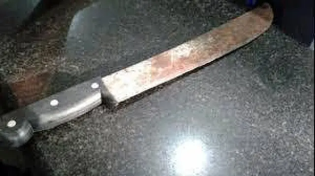 Com facão na mão, homem vai cobrar dívida de R$ 130 e acaba preso